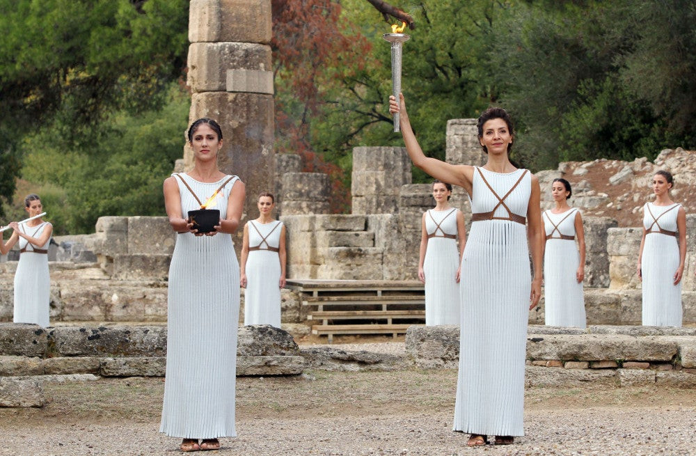 Καρέ καρέ η αφή της Ολυμπιακής Φλόγας στην Αρχαία Ολυμπία -Εντυπωσιακή τελετή με… ψιλόβροχο [εικόνες]
